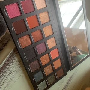 URBAN DECAY BORN TO RUN EYE SHADOW PALETTE
